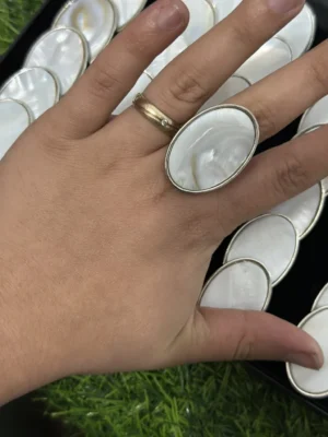 Anel Madrepérola Oval com Regulagem